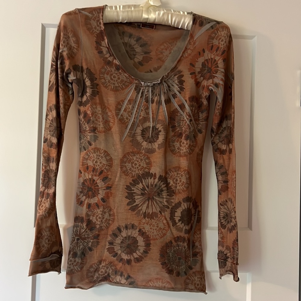 CDR light knit sweater w/ gorgeous detailing. Sz S